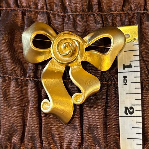 Vtg Givenchy Ribbon/ Bow Gold Brooch🎀 - Picture 7 of 8